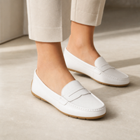 mocassins femme blanc en cuir détail porté aux pieds
