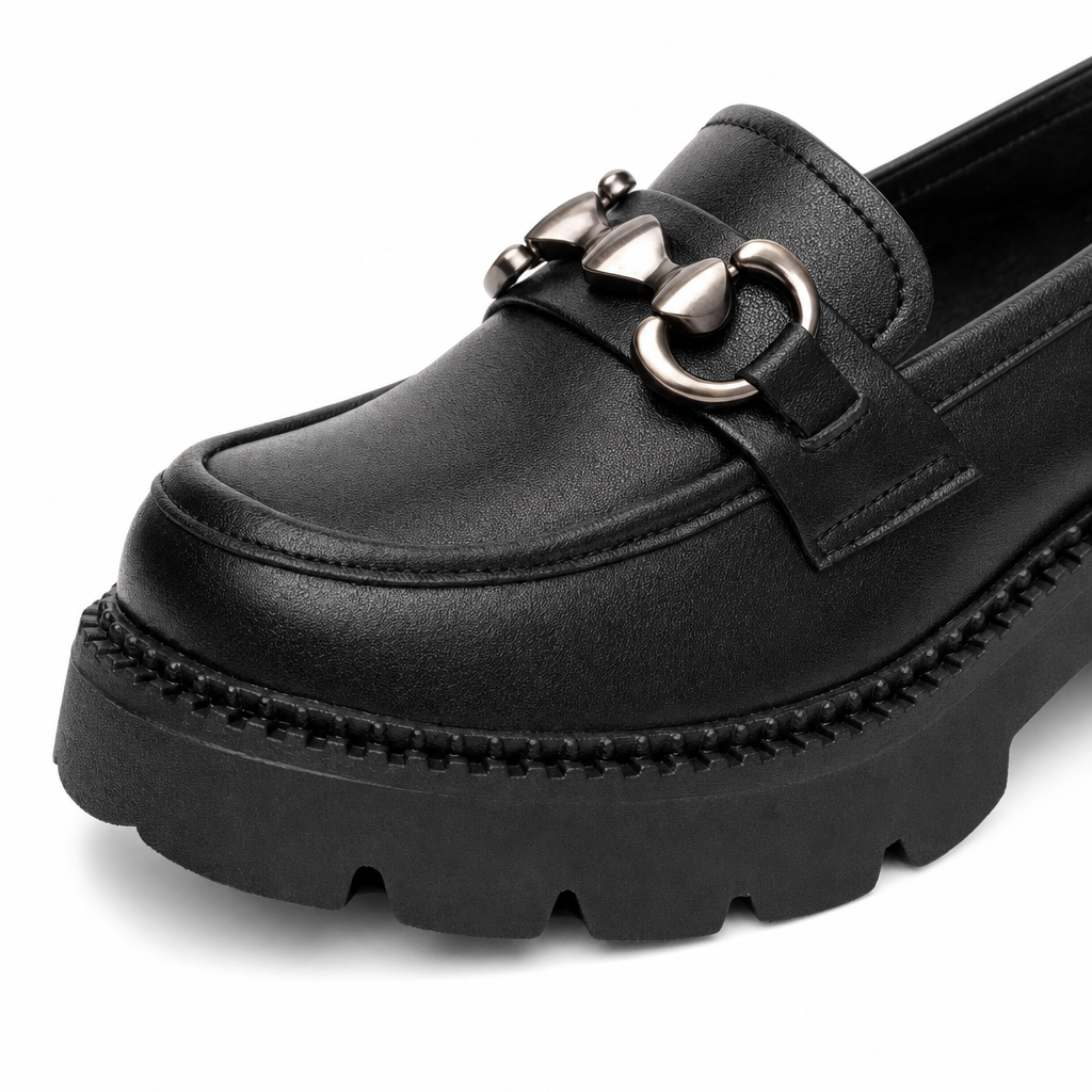 mocassins femme noir en cuir à chaînette gros plan détail