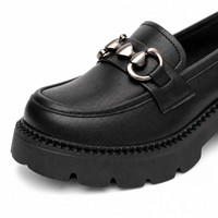 mocassins femme noir en cuir à chaînette gros plan détail