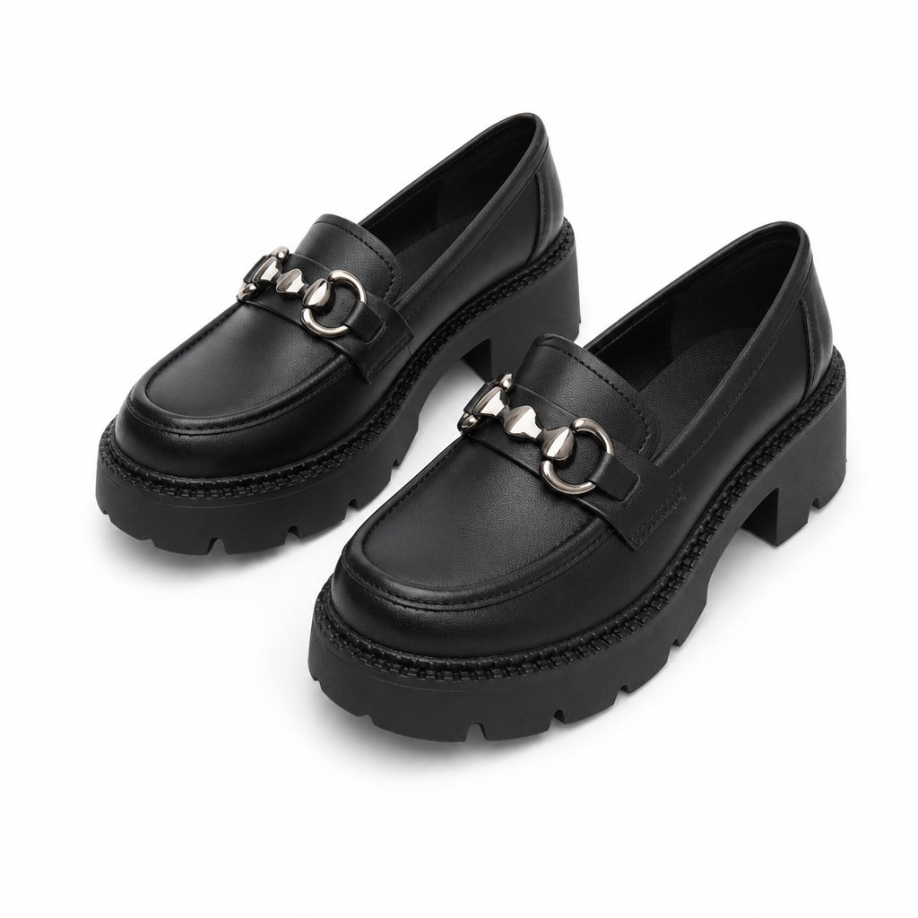 mocassins femme noir en cuir à chaînette paire sur fond blanc