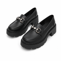 mocassins femme noir en cuir à chaînette paire sur fond blanc