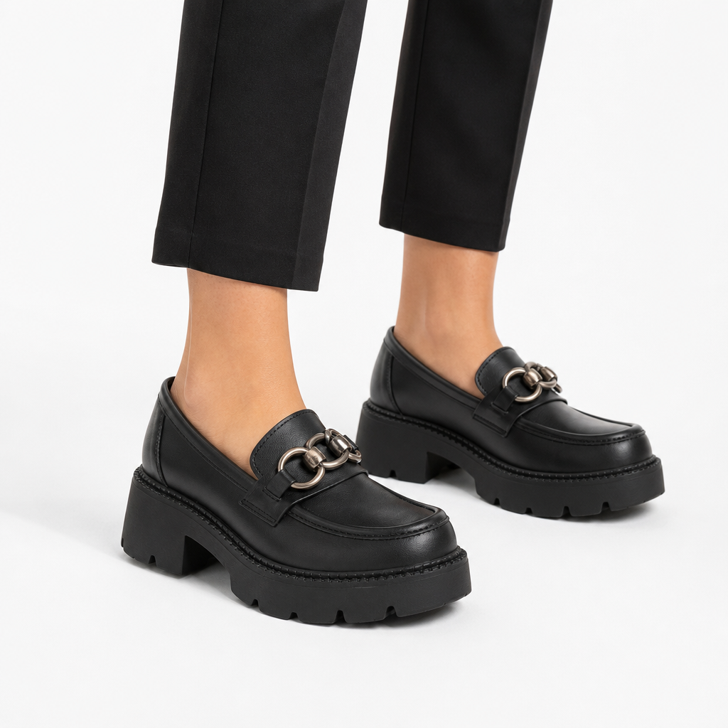 mocassins femme noir en cuir à chaînette détail porté aux pieds