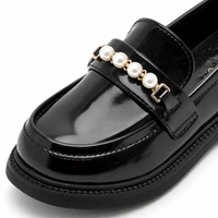 mocassins enfant noir en cuir à perles gros plan détail