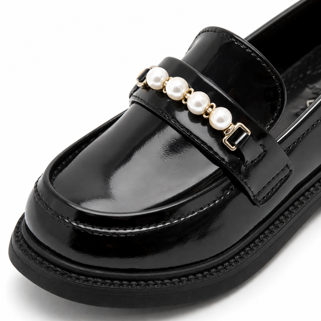 mocassins enfant noir en cuir à perles gros plan détail