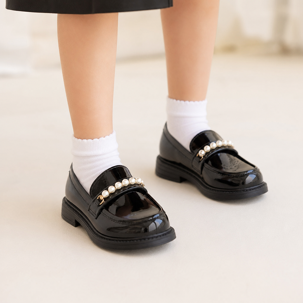 mocassins enfant noir en cuir à perles détail porté aux pieds