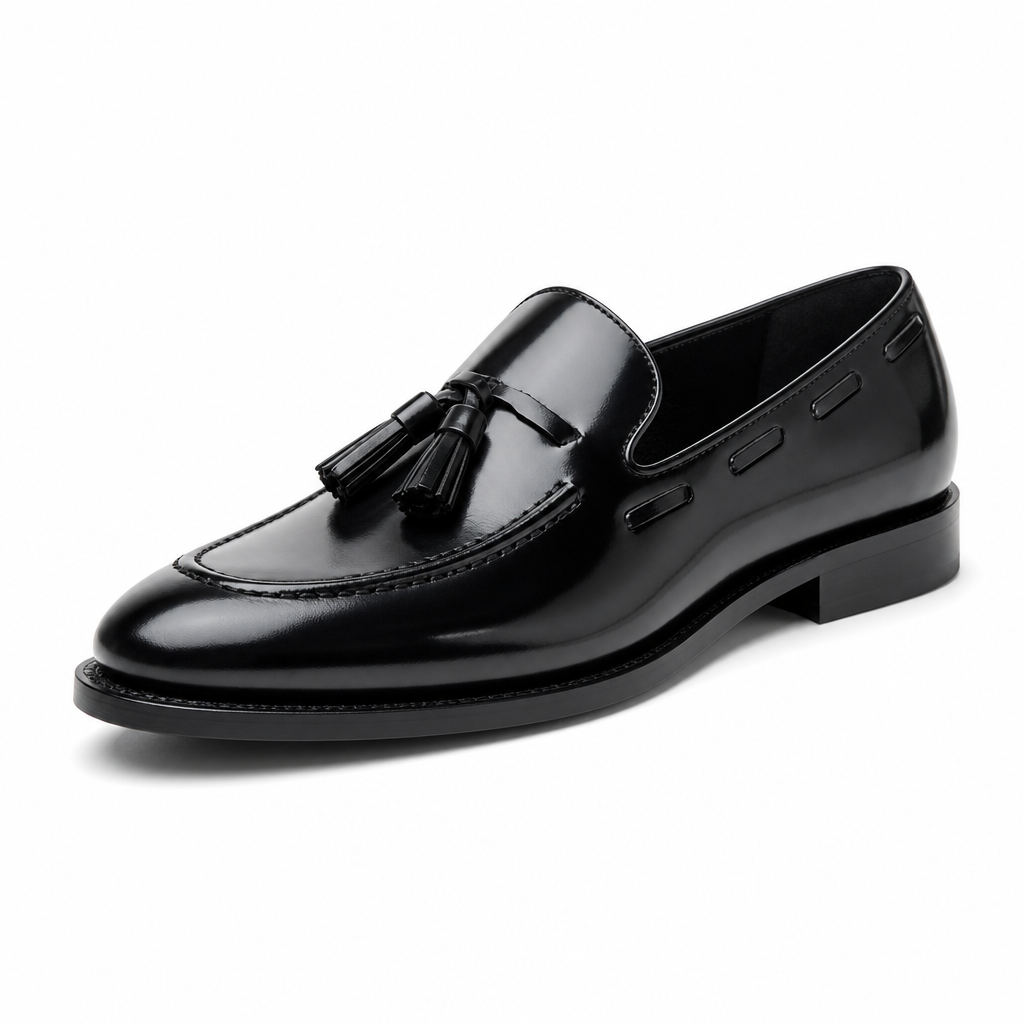 mocassins homme noir verni en cuir vue solo sur fond blanc