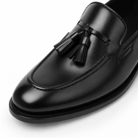 mocassins homme noir verni en cuir gros plan détail