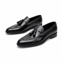 mocassins homme noir verni en cuir paire sur fond blanc