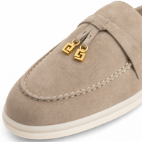 mocassins femme beige en daim en cuir gros plan détail