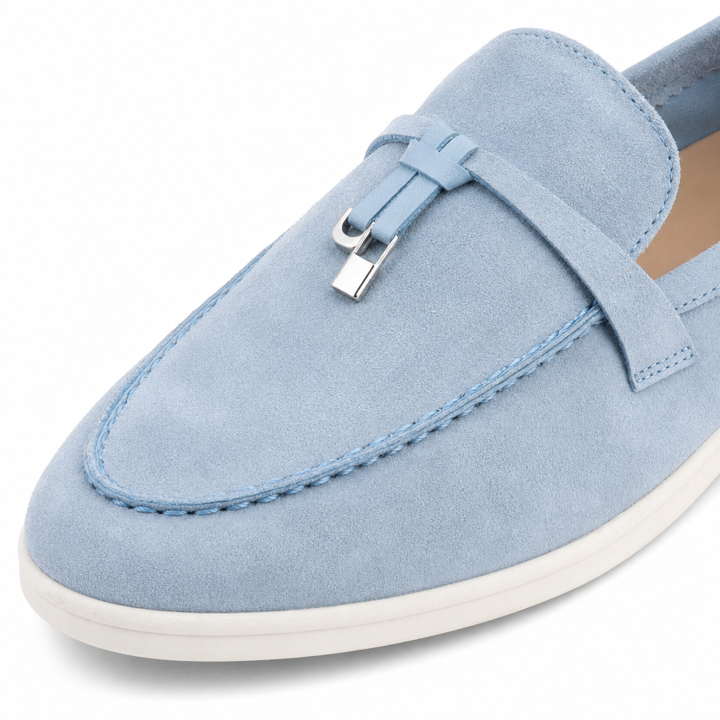 mocassins bleu ciel en daim à glands gros plan détail