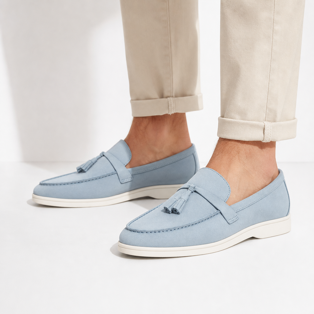 mocassins bleu ciel en daim à glands détail porté aux pieds
