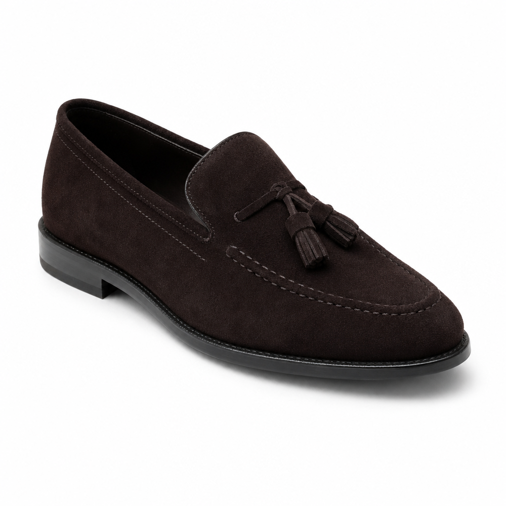 mocassins homme marron en daim à glands vue solo sur fond blanc