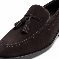 mocassins homme marron en daim à glands gros plan détail