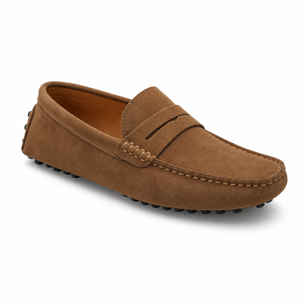 mocassins homme marron en daim vue solo sur fond blanc
