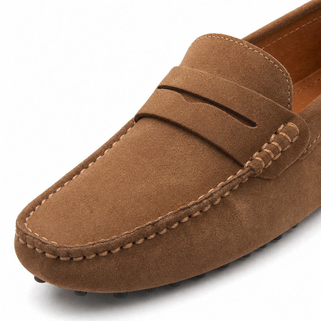 mocassins homme marron en daim gros plan détail