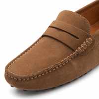 mocassins homme marron en daim gros plan détail