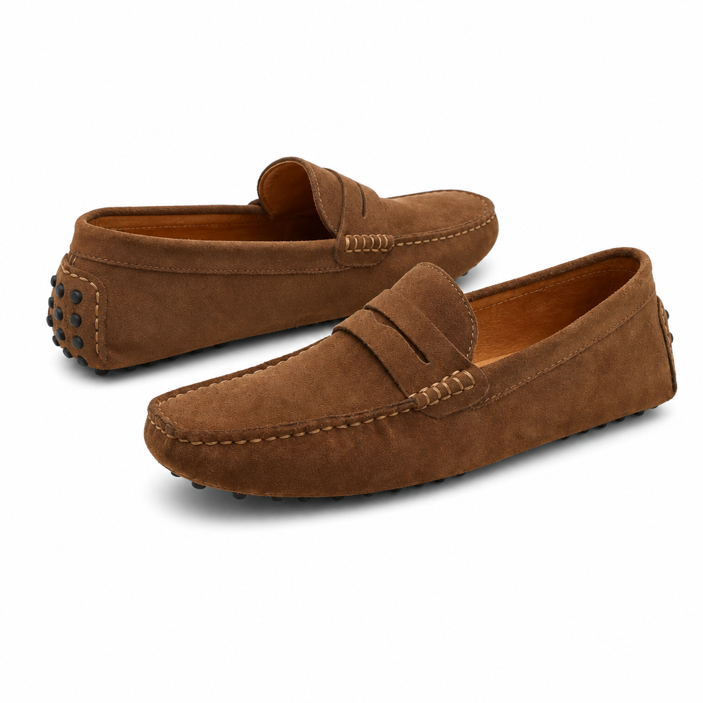 mocassins homme marron en daim paire sur fond blanc