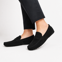 mocassins femme noir en daim détail porté aux pieds