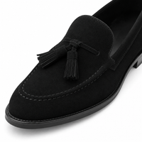 mocassins homme noir en daim en cuir gros plan détail