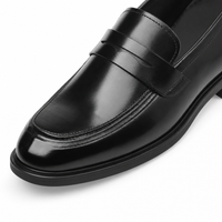 mocassins homme noir verni en cuir gros plan détail
