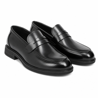 mocassins homme noir verni en cuir paire sur fond blanc