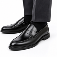 mocassins homme noir verni en cuir détail porté aux pieds