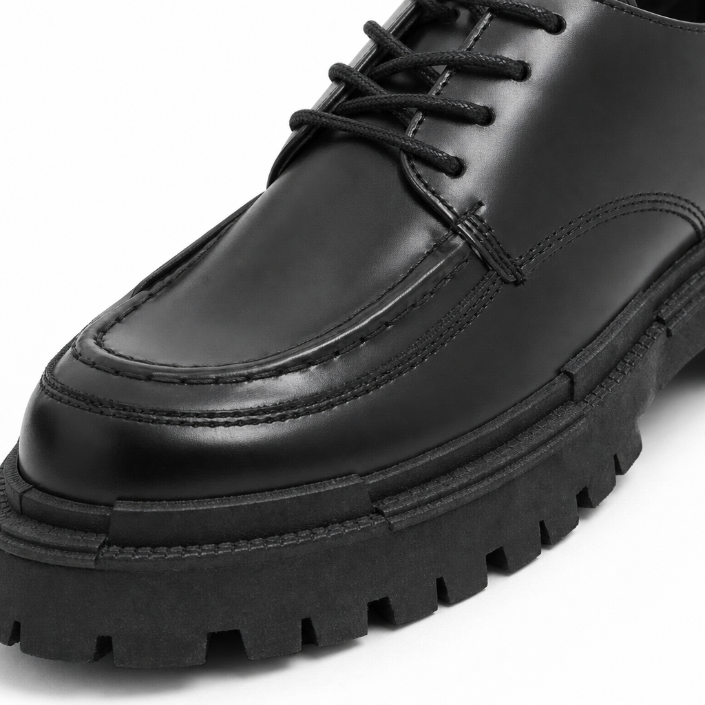 mocassins homme noir en cuir à lacets gros plan détail