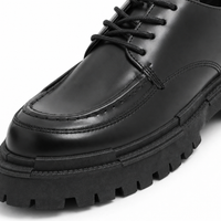 mocassins homme noir en cuir à lacets gros plan détail