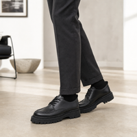 mocassins homme noir en cuir à lacets photo lifestyle portée