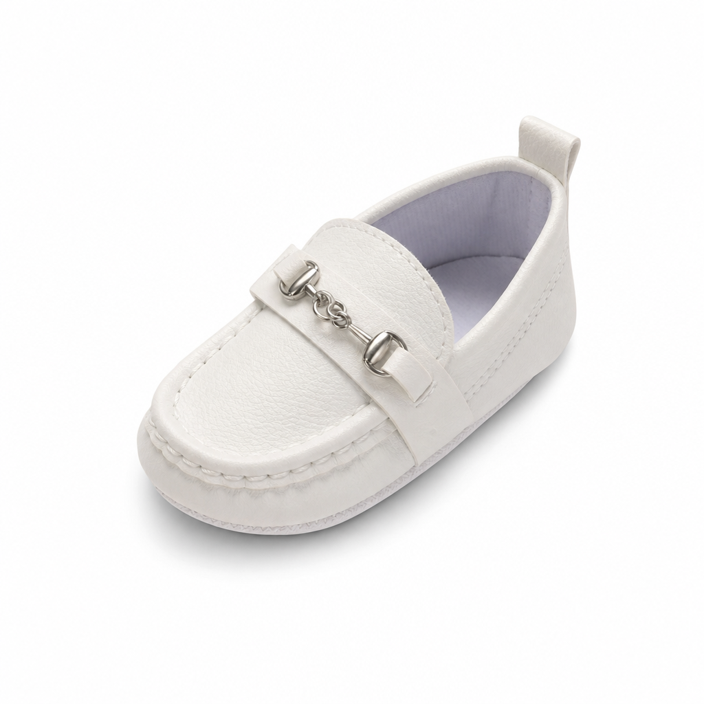 mocassins bébé blancs en cuir à chaînette en vue solo sur fond blanc