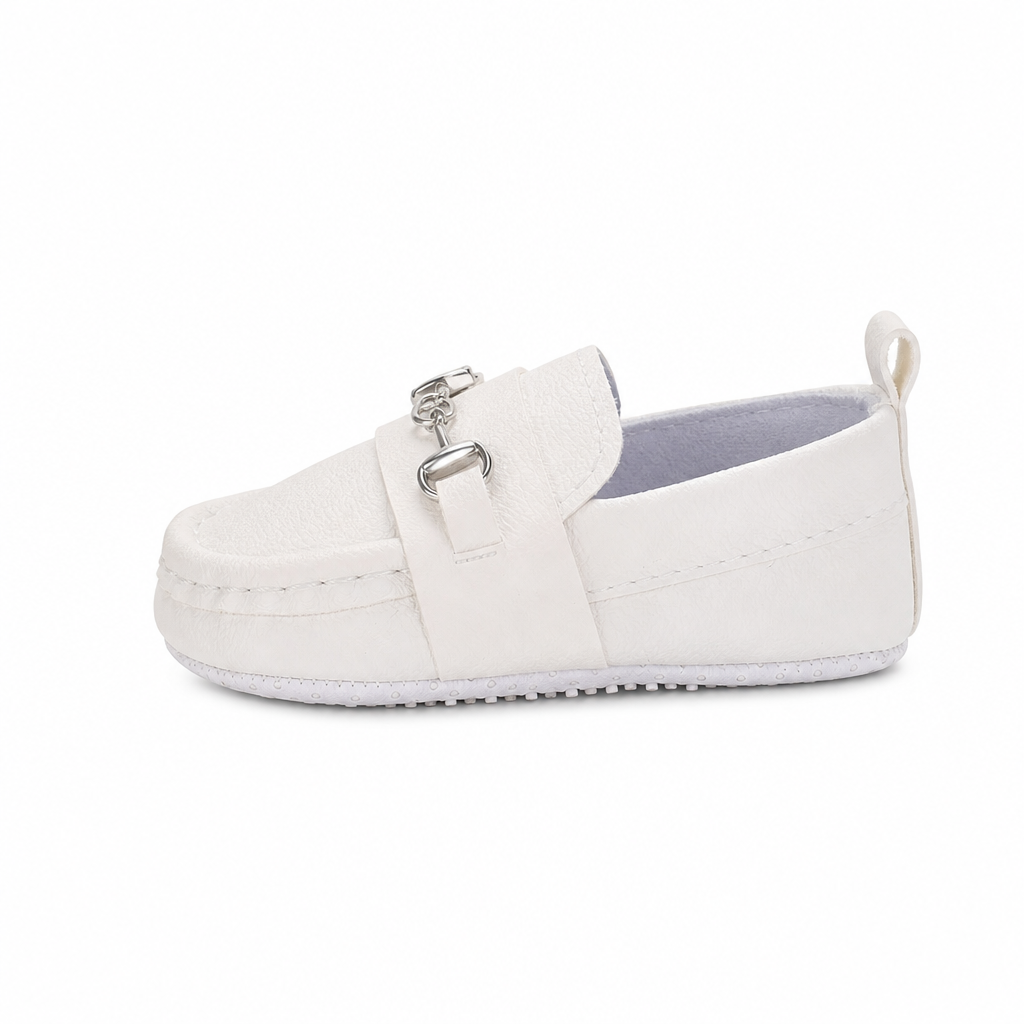 mocassins bébé blancs en cuir à chaînette en vue de côté