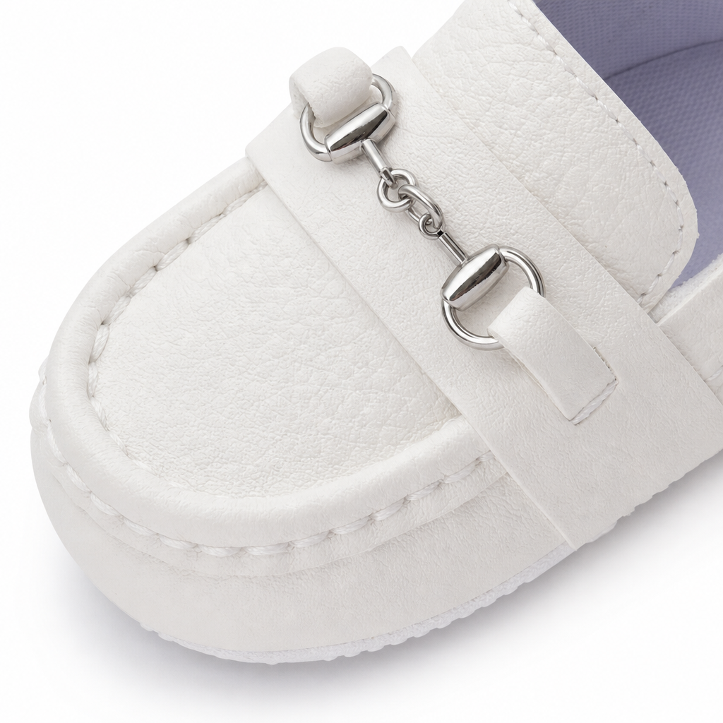 mocassins bébé blancs en cuir à chaînette en gros plan détail