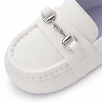 mocassins bébé blancs en cuir à chaînette en gros plan détail