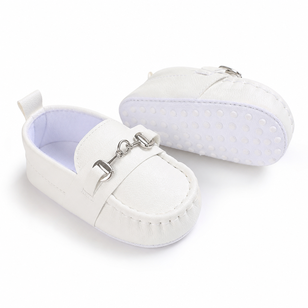 mocassins bébé blancs en cuir à chaînette en paire sur fond blanc