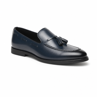 mocassins homme bleu marine en cuir à glands vue solo sur fond blanc
