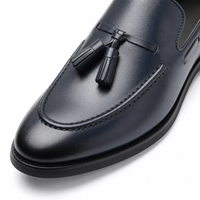 mocassins homme bleu marine en cuir à glands gros plan détail