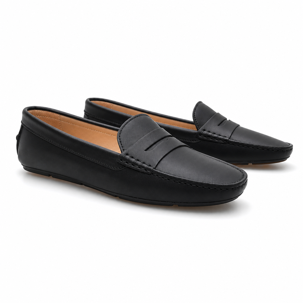 mocassins femme noir en cuir paire sur fond blanc