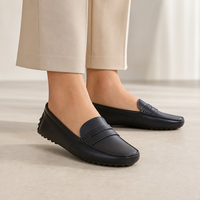 mocassins femme noir en cuir détail porté aux pieds