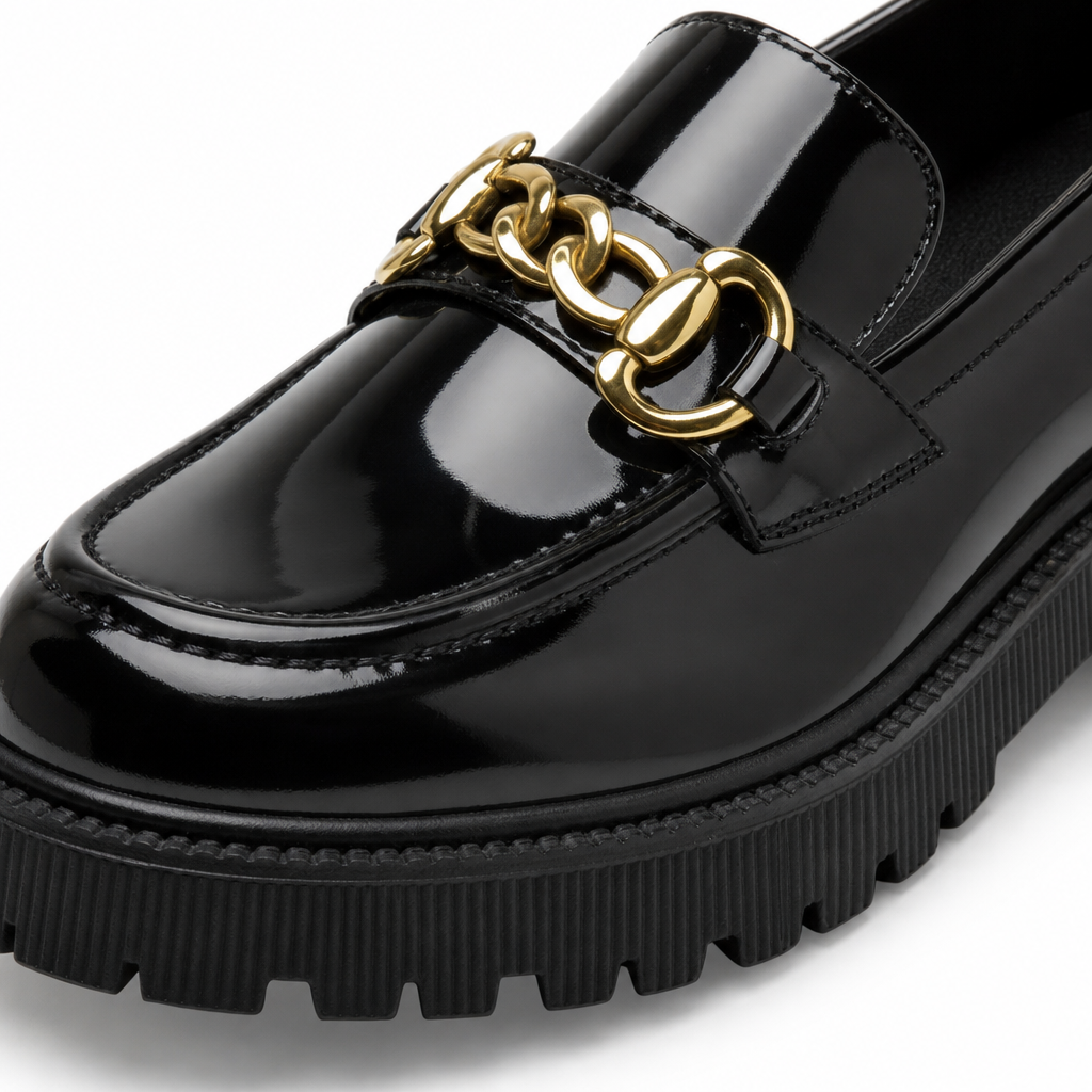 mocassins femme noir verni brillant gros plan détail
