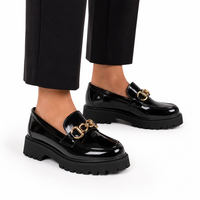 mocassins femme noir verni brillant détail porté aux pieds