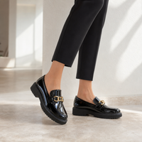 mocassins femme noir verni brillant photo lifestyle portée