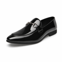 mocassins homme noir verni en cuir vue solo sur fond blanc