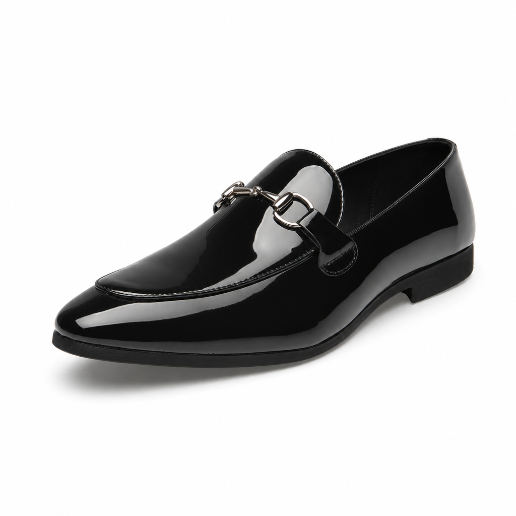 mocassins homme noir verni en cuir vue solo sur fond blanc