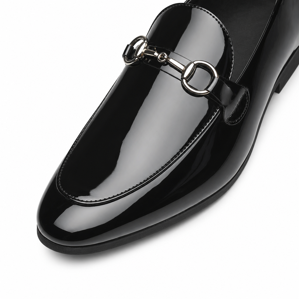 mocassins homme noir verni en cuir gros plan détail