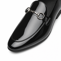 mocassins homme noir verni en cuir gros plan détail