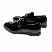 mocassins homme noir verni en cuir paire sur fond blanc