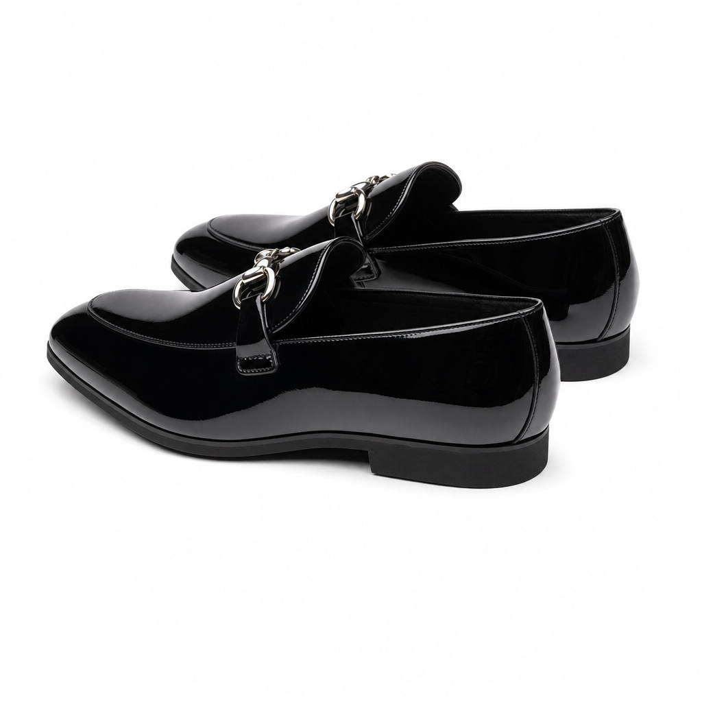 mocassins homme noir verni en cuir paire sur fond blanc