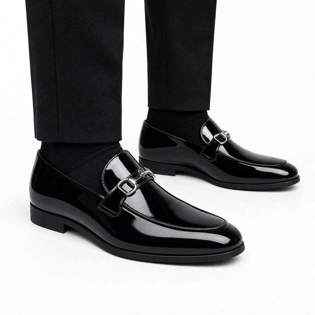 mocassins homme noir verni en cuir détail porté aux pieds