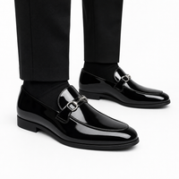 mocassins homme noir verni en cuir détail porté aux pieds