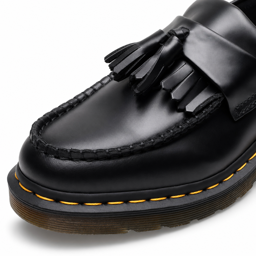 mocassins femme noir en cuir à glands gros plan détail